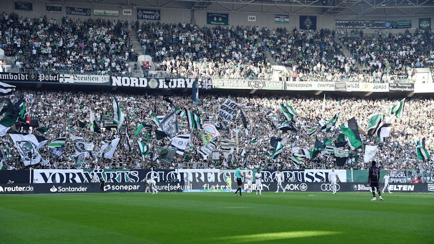Die vollbesetzte Nordkurve vor einem Bundesliga-Spiel.