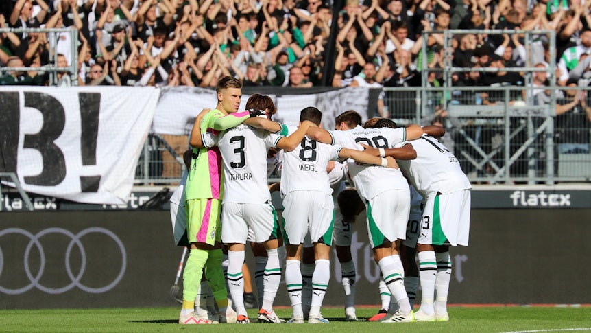 Die Spieler von Borussia Mönchengladbach bilden einen Kreis.