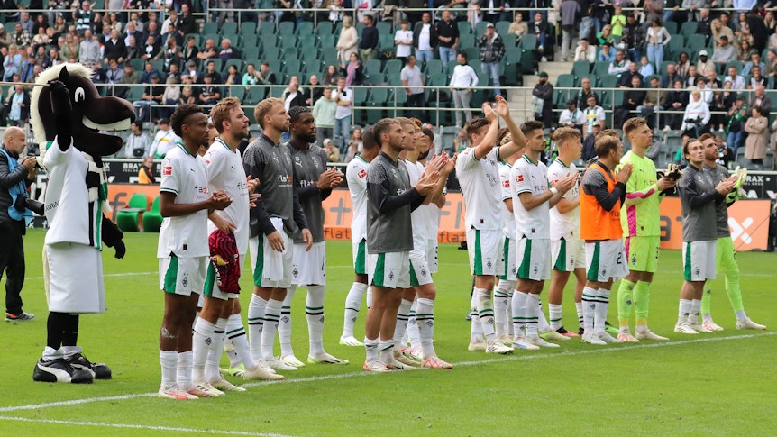 Die Spieler von Borussia Mönchengladbach stehen nach dem Leipzig-Spiel vor der Nordkurve.