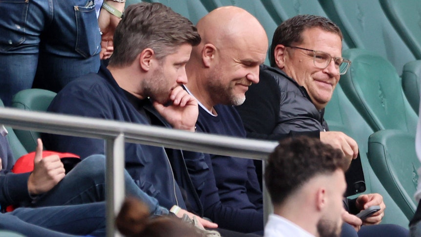 Max Eberl sitzt auf der Tribüne im Borussia-Park.