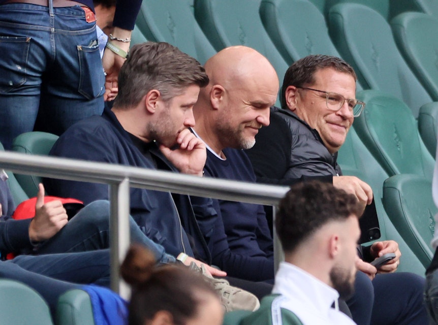 Rouven Schröder sitzt neben Max Eberl.