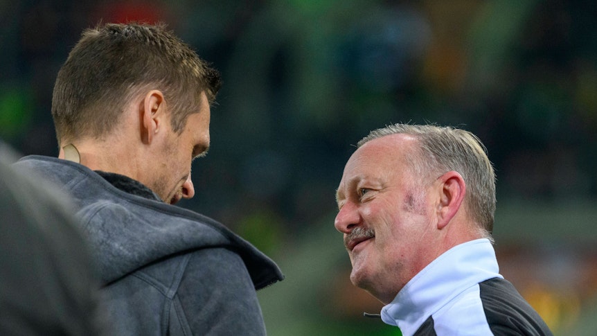 Sebastian Kehl und Roland Virkus unterhalten sich.