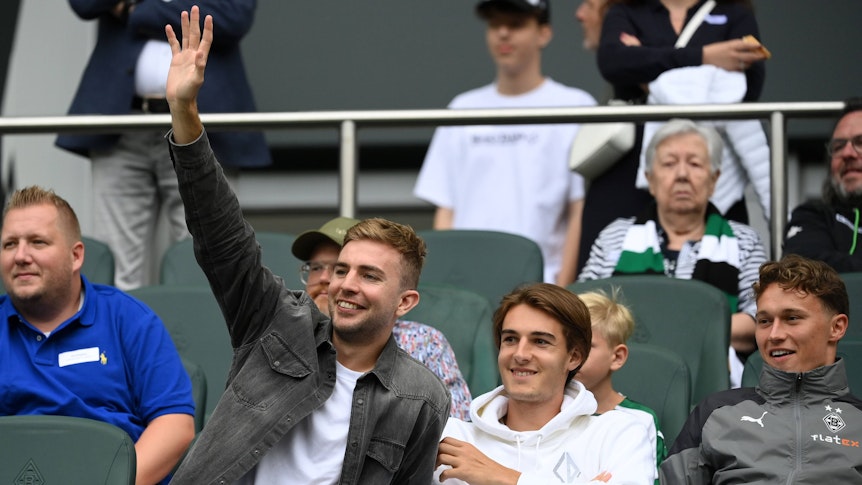 Christoph Kramer, Florian Neuhaus und Jan Olschowsky (v.l.n.r.) sitzen auf der Tribüne im Borussia-Park.