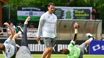 Gerardo Seoane schaut sich eine Übung seines Spieler im Trainingslager an.
