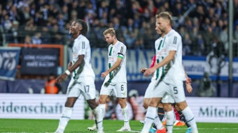 Die Spieler von Borussia Mönchengladbach gehen in Bochum vom Platz.