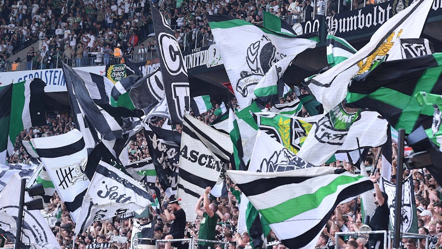 Die Nordkurve von Borussia Mönchengladbach beim Spiel gegen Bayern München.