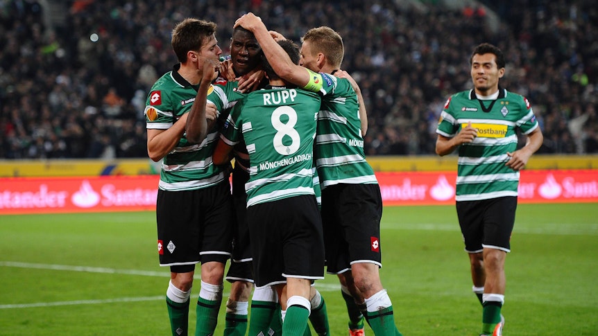 Die Spieler von Borussia Mönchengladbach jubeln nach einem Tor von Peniel Mlapa.