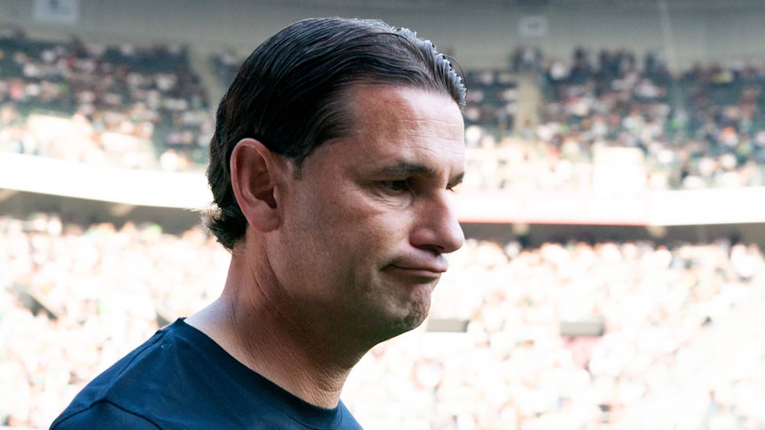 Gerardo Seoane schaut entgeistert nach unten.