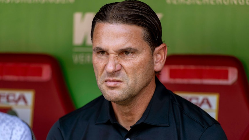 Gerardo Seoane sitzt auf der Ersatzbank in Augsburg.