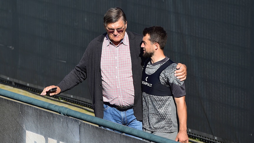 Hans Meyer (l.) sucht das Gespräch mit Amin Younes.