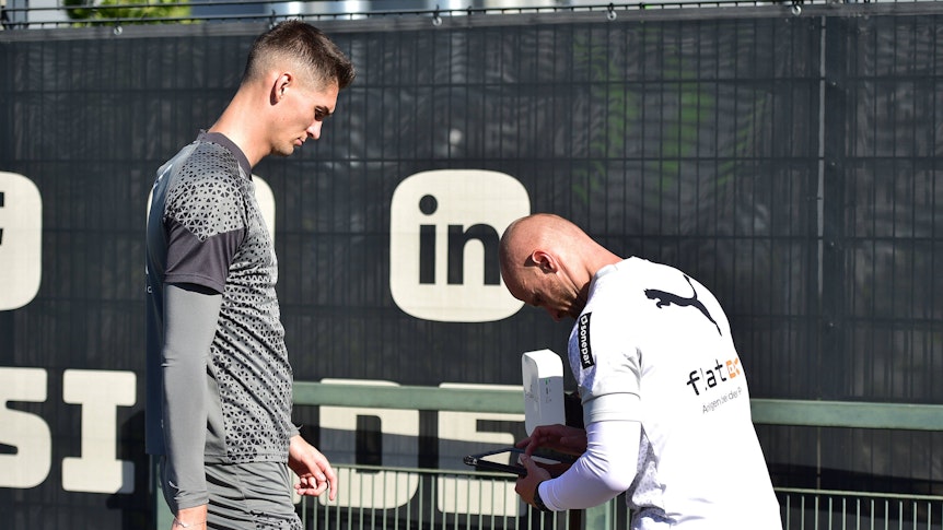 Tomas Cvancara mit einem Physio vor einer individuellen Einheit im Borussia-Park.
