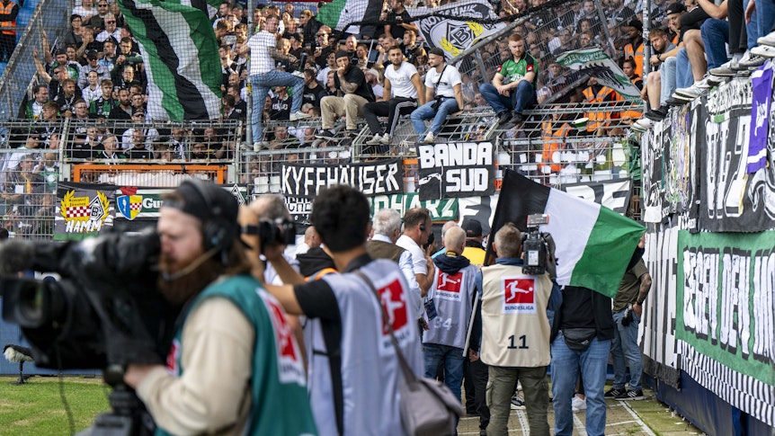 Unübersichtliche Szenen vor dem Gladbacher Gästeblock in Bochum kurz vor dem Anpfiff der Bundesliga-Partie.