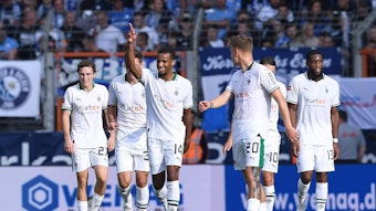 Die Borussia-Spieler bejubeln einen Plea-Treffer in Bochum.