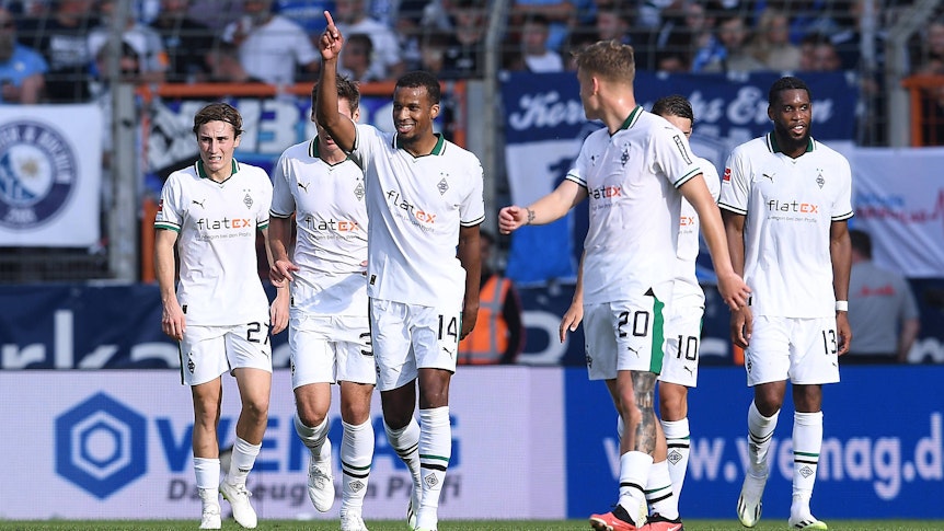 Die Borussia-Spieler bejubeln einen Plea-Treffer in Bochum.