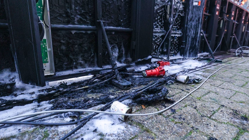 Nach einem Feuerwehr-Einsatz ist eine Bande im Bochum-Stadion stark beschädigt.