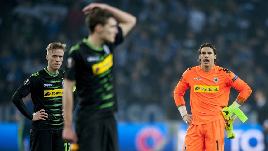 Oscar Wendt, Andreas Christensen und Torwart Yann Sommer sind enttäuscht nach dem Ausscheiden aus der Europa League von Borussia Mönchengladbach gegen den FC Schalke 04