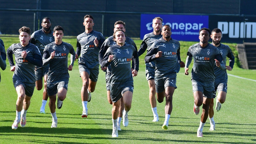 Spieler von Borussia Mönchengladbach laufen im Training.