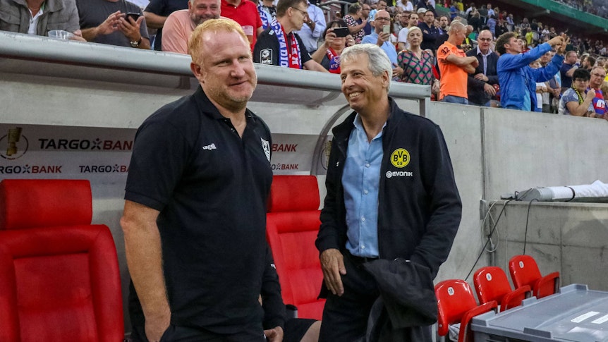 Heiko Vogel und Lucien Favre unterhalten sich vor einem Spiel.