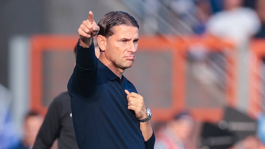 Gerardo Seoane gibt Anweisungen mit seinem rechten Arm und zeigt etwas an.