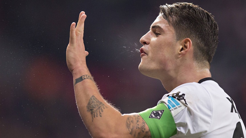 Granit Xhaka zeigt im Gladbach-Trikot etwas mit seiner linken Hand an.