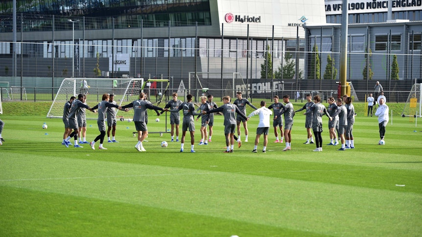 Die Borussia-Spieler bilden im Training einen Kreis.