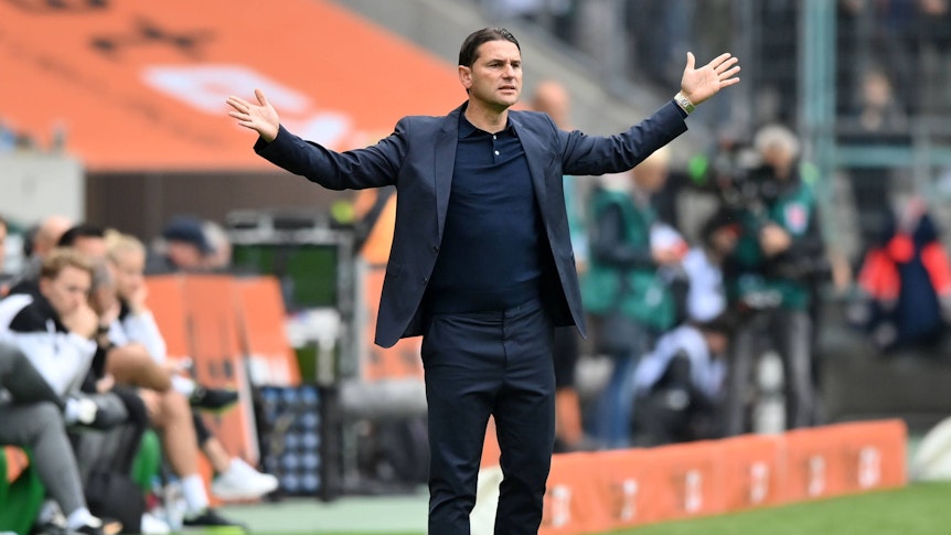 Gerardo Seoane streckt seine Arme beim Borussia-Spiel gegen Leipzig aus.