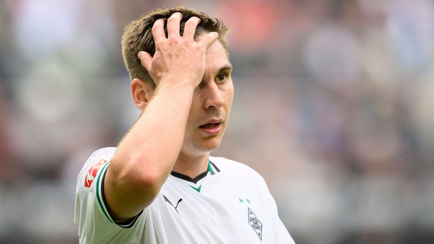 Maximilian Wöber fasst sich bei einem Borussia-Spiel an den Kopf.