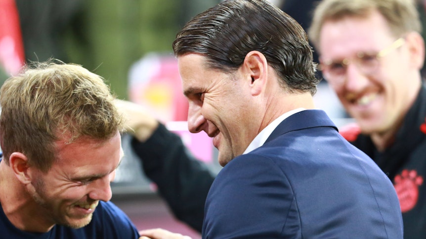 Julian Nagelsmann und Gerardo Seoane begrüßen sich vor einem Bundesliga-Spiel.