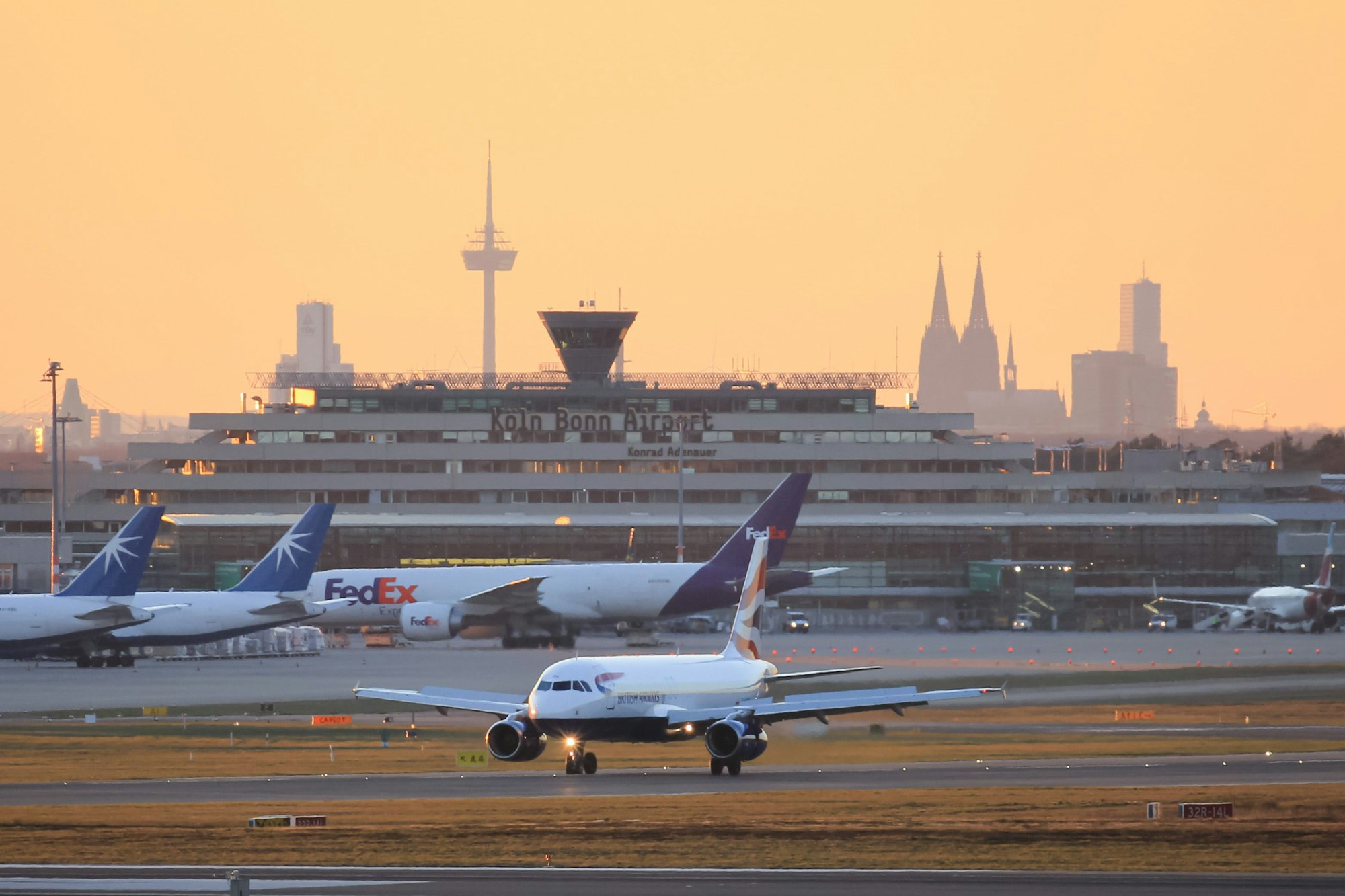 Eine Maschine der British Airways fährt am Köln/Bonn Airport über das Rollfeld.