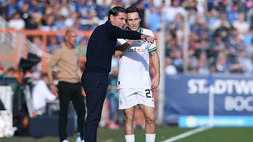 Gerardo Seoane gibt Rocco Reitz Anweisungen.