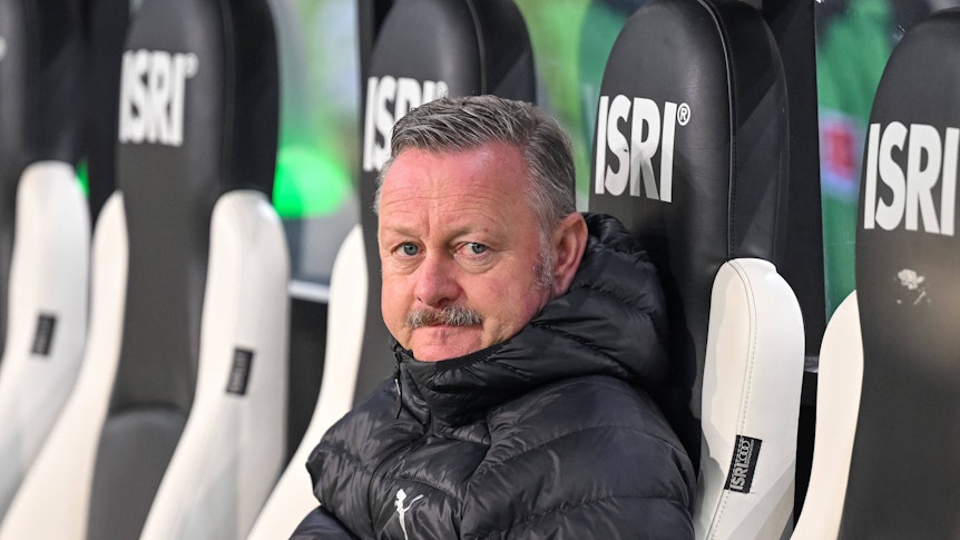 Roland Virkus sitzt auf der Bank im Borussia-Park.