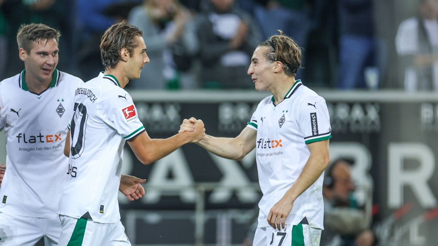 Florian Neuhaus (l.) wirdvon Rocco Reitz zu seinem Tor beglückwünscht.