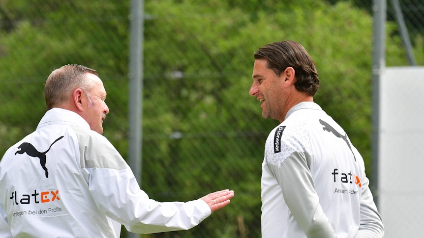 Roland Virkus und Gerardo Seoane unterhalten sich.