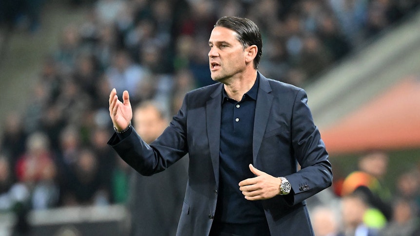 Gerardo Seoane gibt Anweisungen am Spielfeldrand.