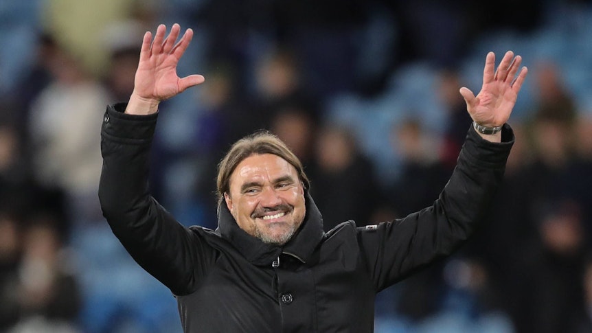 Daniel Farke hebt beide Hände.