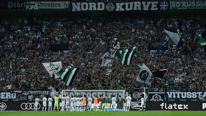 Borussia-Spieler stehen vor der Nordkurve.