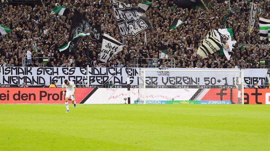 Die Borussia-Fans mit einem Banner gerichtet an Hasan Ismaik.