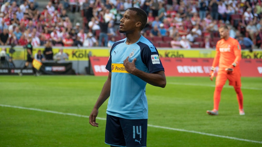 Alassane Plea bejubelt einen Treffer vor dem Kölner Fanblock.
