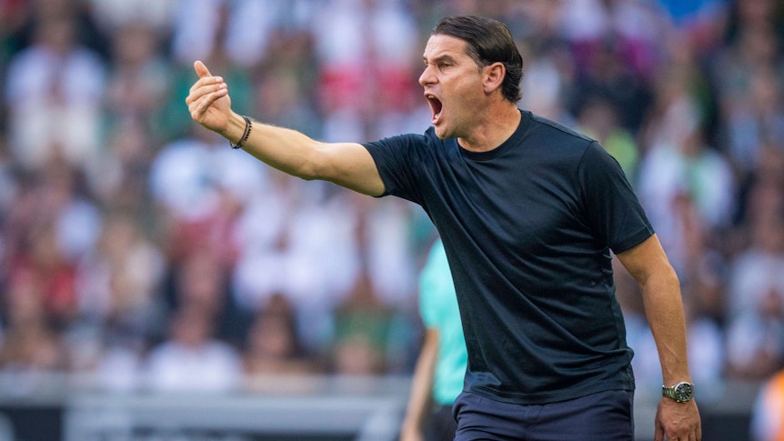 Gerardo Seoane gibt am Spielfeldrand Anweisungen.