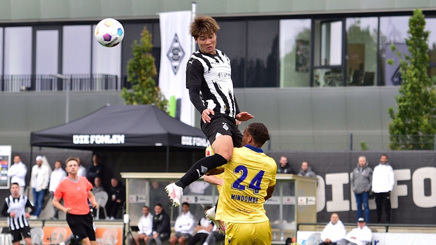 Shio Fukuda beweist seine enorme Sprungkraft in einem Borussia-Testspiel.