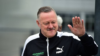 Roland Virkus schlägt mit der linken Hand ein.