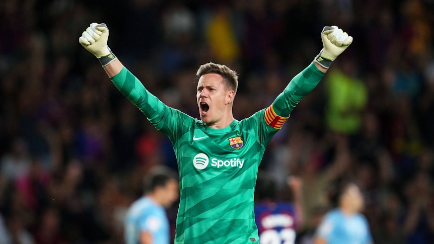Marc-André ter Stegen jubelt im Trikot des FC Barcelona.