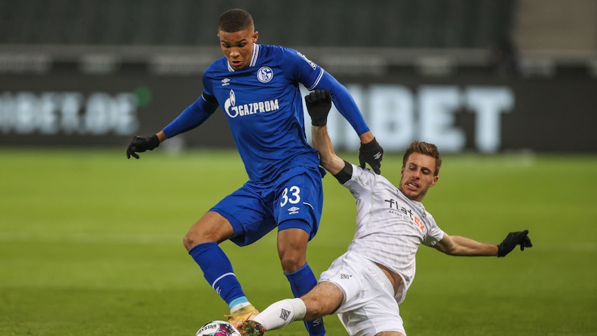 Malick Thiaw (l.) kämpft mit Patrick Herrmann um den Ball.