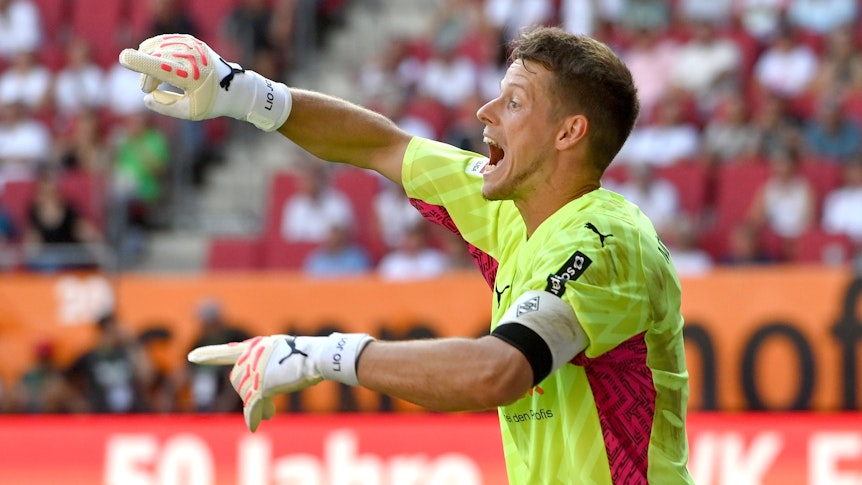 Jonas Omlin gestikuliert im Borussia-Spiel beim FC Augsburg.