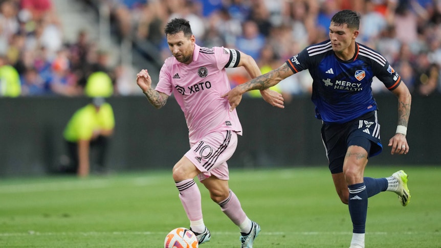 Lionel Messi läuft Brandon Vazquez davon.