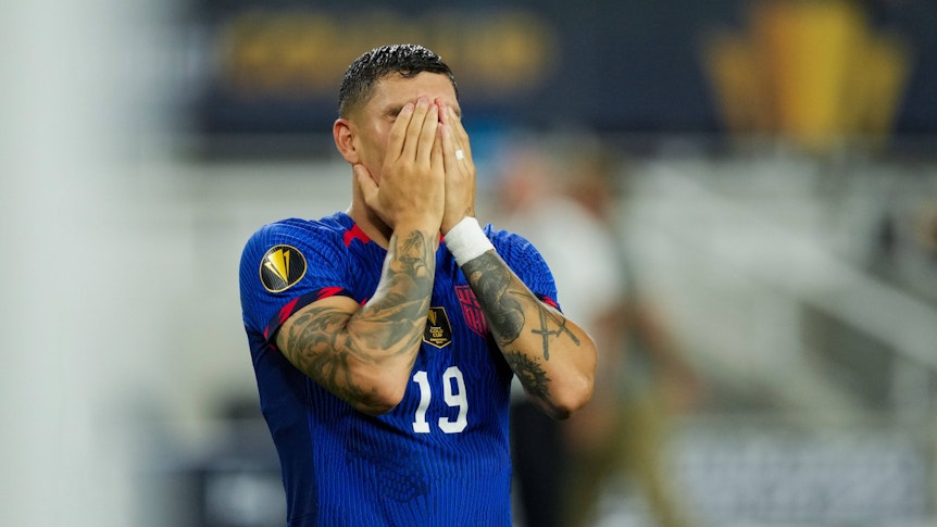 Brandon Vazquez hält sich die Hände vor das Gesicht.