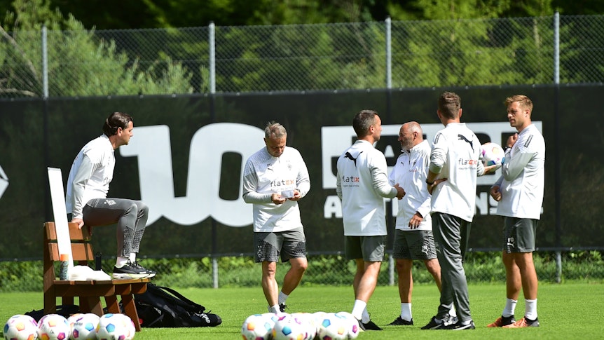 Der Borussia-Trainerstab im Austausch.