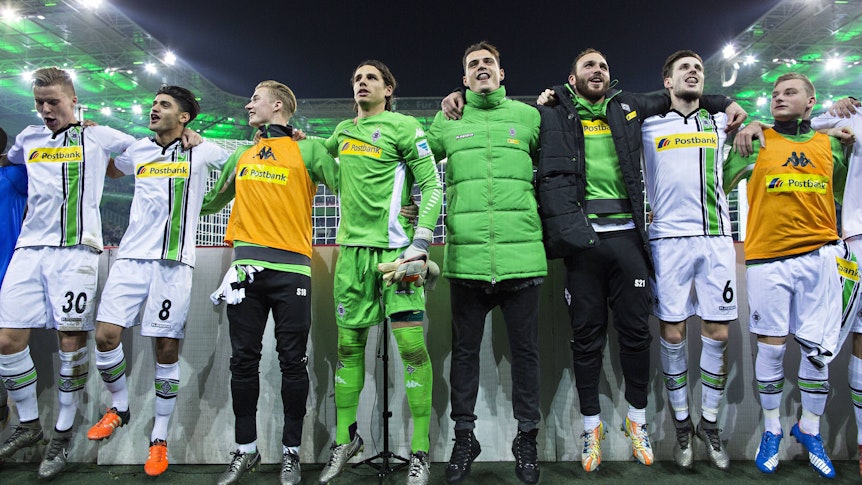 Spieler von Borussia Mönchengladbach hüpfen nach einem Heimsieg vor der Nordkurve.