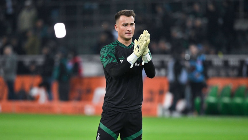 Maximilian Brüll applaudiert den Borussia-Fans in der Nordkurve.