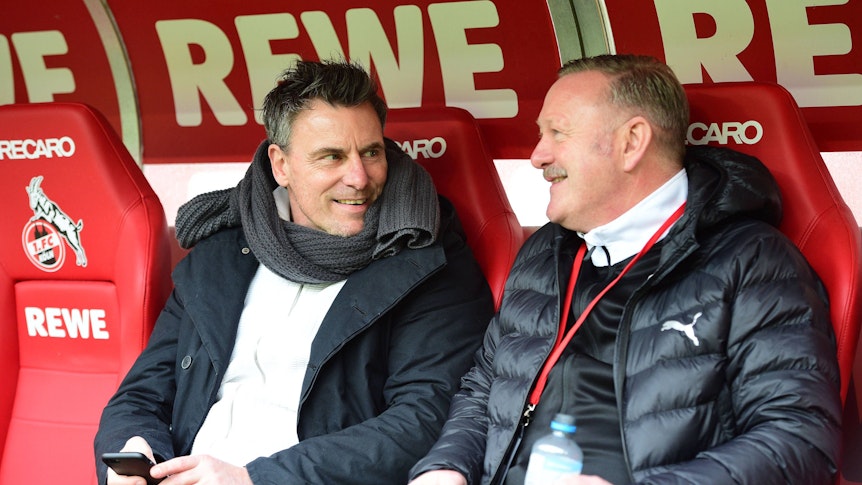 Steffen Korell und Roland Virkus sitzen auf der Ersatzbank in Köln.